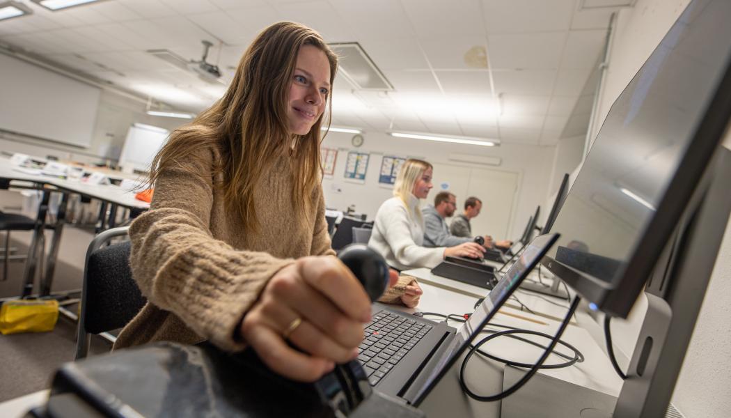 SJs lokförarelever får bland annat lära sig att köra tåg med hjälp av en simulator. Foto: SJ