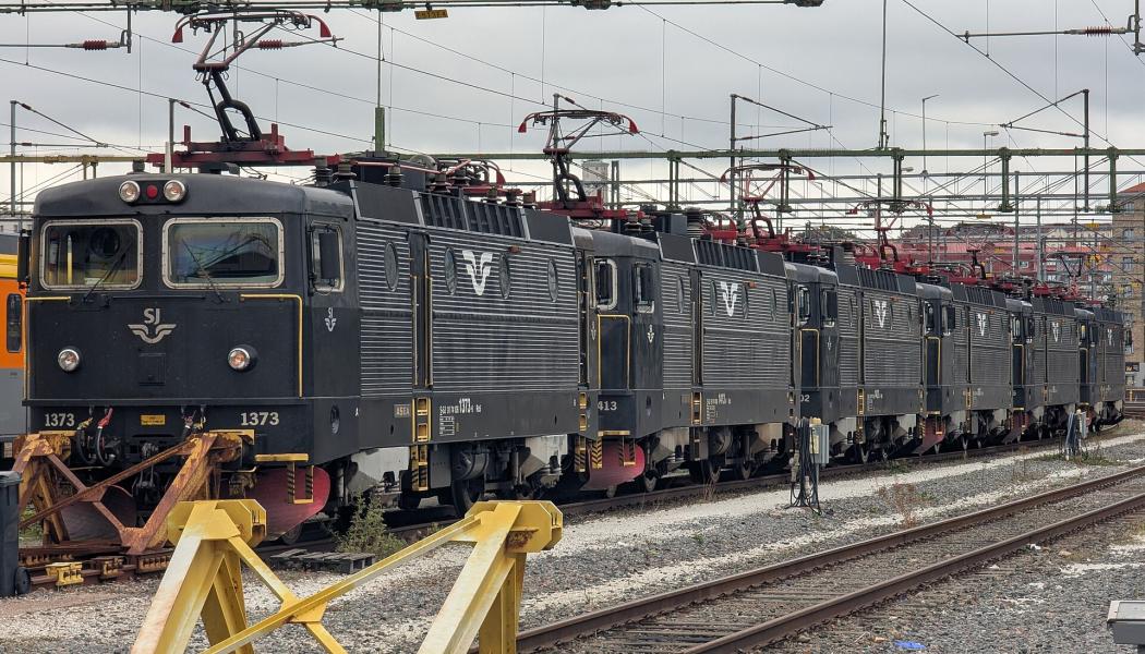  SJ-lok på bangården utanför Göteborgs centralstation. SJ-lok på bangården utanför Göteborgs centralstation. Foto: AleWi/Wikimedia Commons /https://commons.wikimedia.org/wiki/File:SJ_RC,_G%C3%B6teborg_-_20250928_-_37.jpg