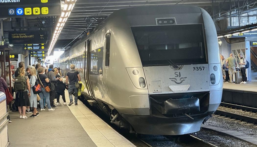 Nästan var femte uppger att SJ ansvarar för stationshus och perronger. En lika stor andel anser att bolaget även ansvarar för planeringen av banarbeten, trots att inget av dessa områden ingår i uppdraget. Foto: Stina Wickenberg