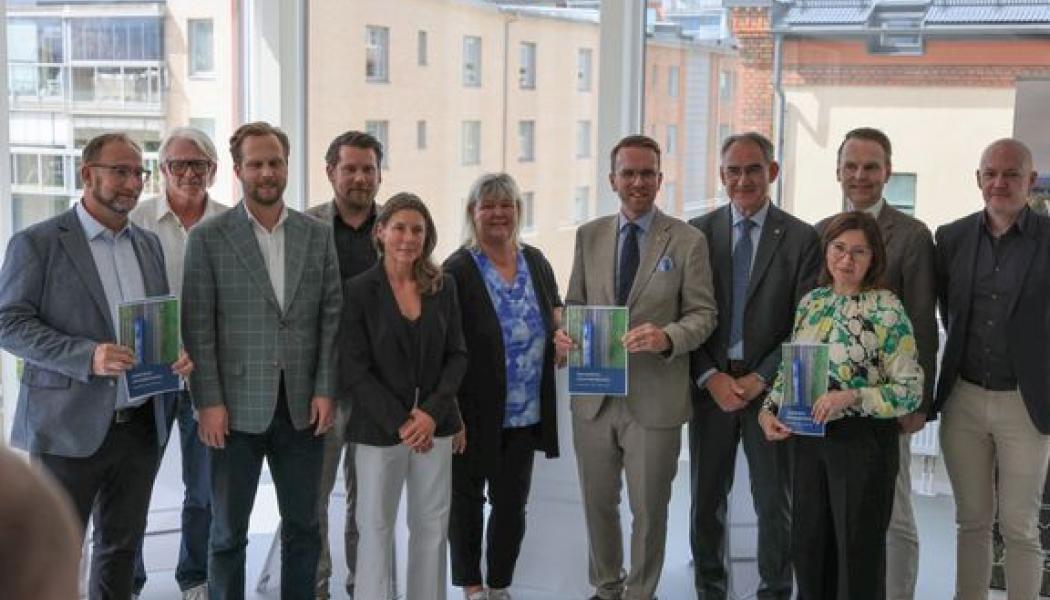 Samverkansöverenskommelsen har signerats av Trafikverket, Region Skåne, Lunds kommun, Eslövs kommun, Höörs kommun, Hässleholms kommun, Malmö stad samt Länsstyrelsen Skåne. Trafikverket