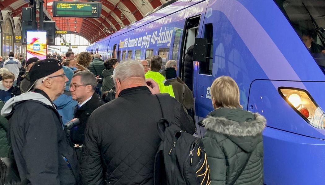 Pågatågens 40-årsfirande startade med det kalaspyntade tåget på Malmö C Foto: Skånetrafiken