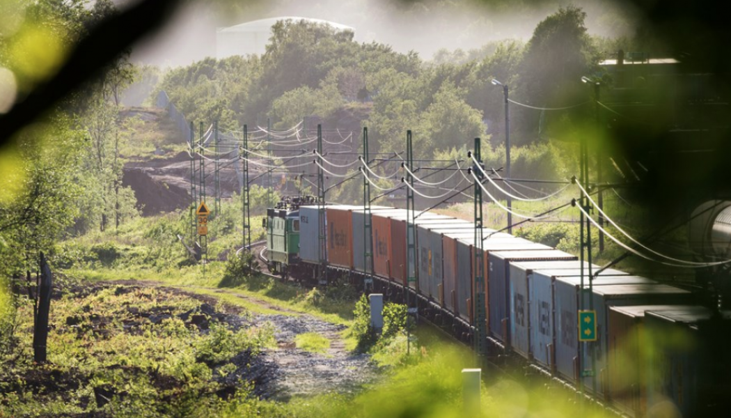 Mycket av det långväga exportgodset består av svenska basindustrivaror som stål och skog. Det fraktas i regel på tåg från inlandet till Göteborgs hamn för transport på containerfartyg till exportmarknader i bland annat Asien. Bild: Göteborgs Hamn.