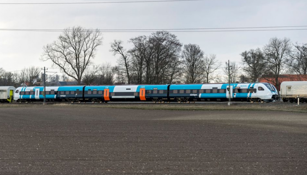 Västtrafiks nya tåg transporteras från hamnen i Trelleborg till Alstoms anläggning i Tillberga, Västerås. Där väntar ett omfattande testprogram. Foto: Kasper Dudzik.