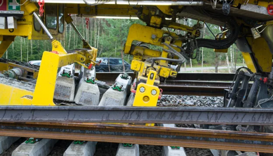 Trafikverket byter spår men hjälp av spårläggningståg. Foto: Trafikverket