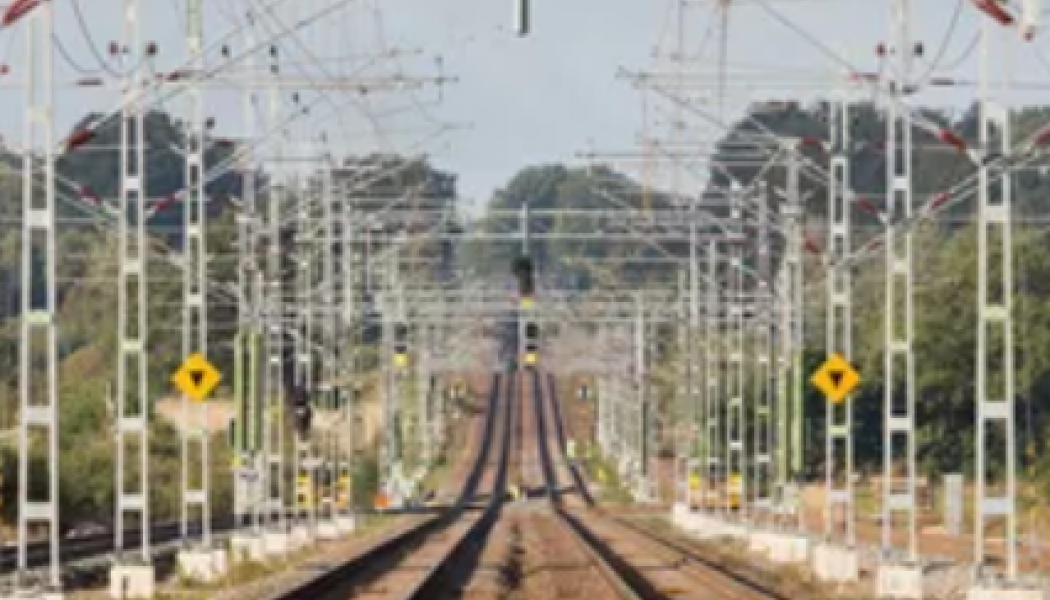 Kontaktledningarna mellan Hässleholm och Älmhult är slitna och kommer att bytas ut. Foto: Trafikverket