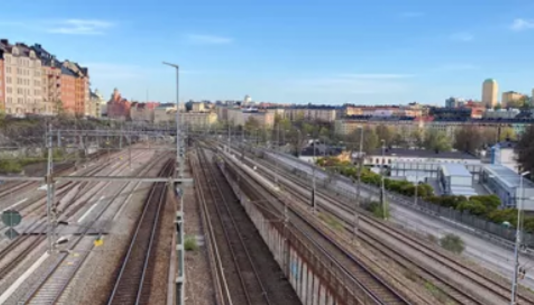 Trafikverket byter spår mellan Karlbergs plattformar och med Essingeledens broar. Foto: Trafikverket
