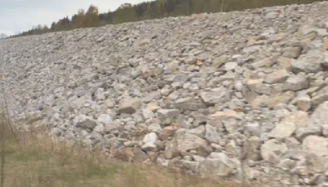 Trafikverket ska täcka bullervallen längs Ådalsbanan med jord. Foto: Trafikverket