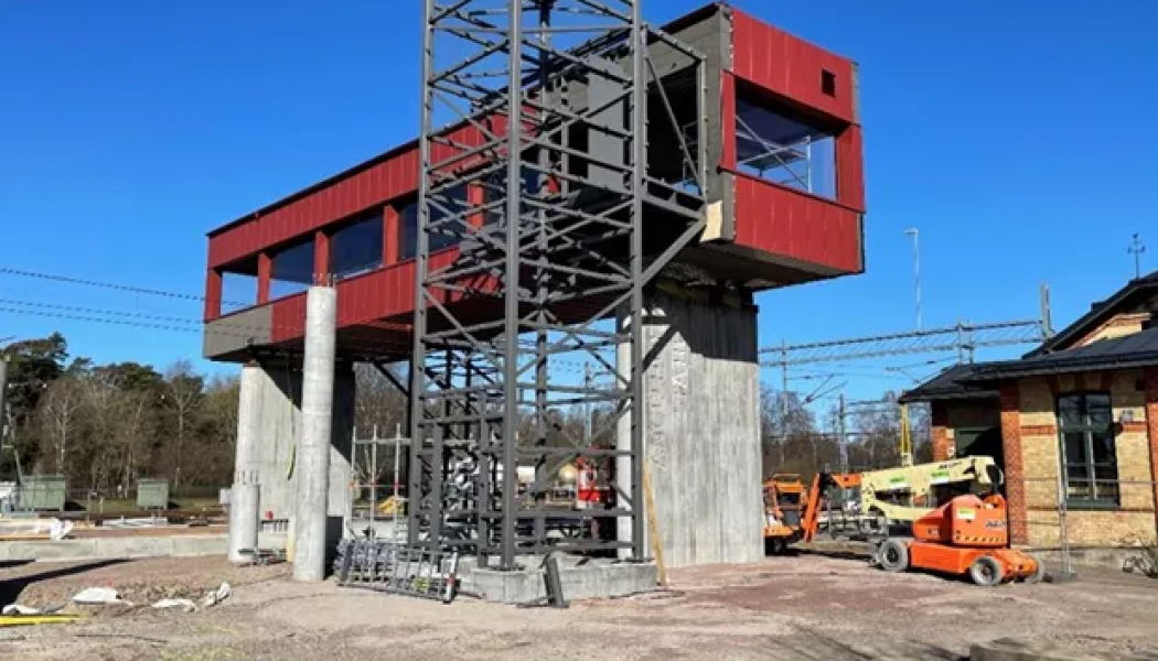 Den nya gångbron över spåren på Ängelholms station. Foto: Trafikverket