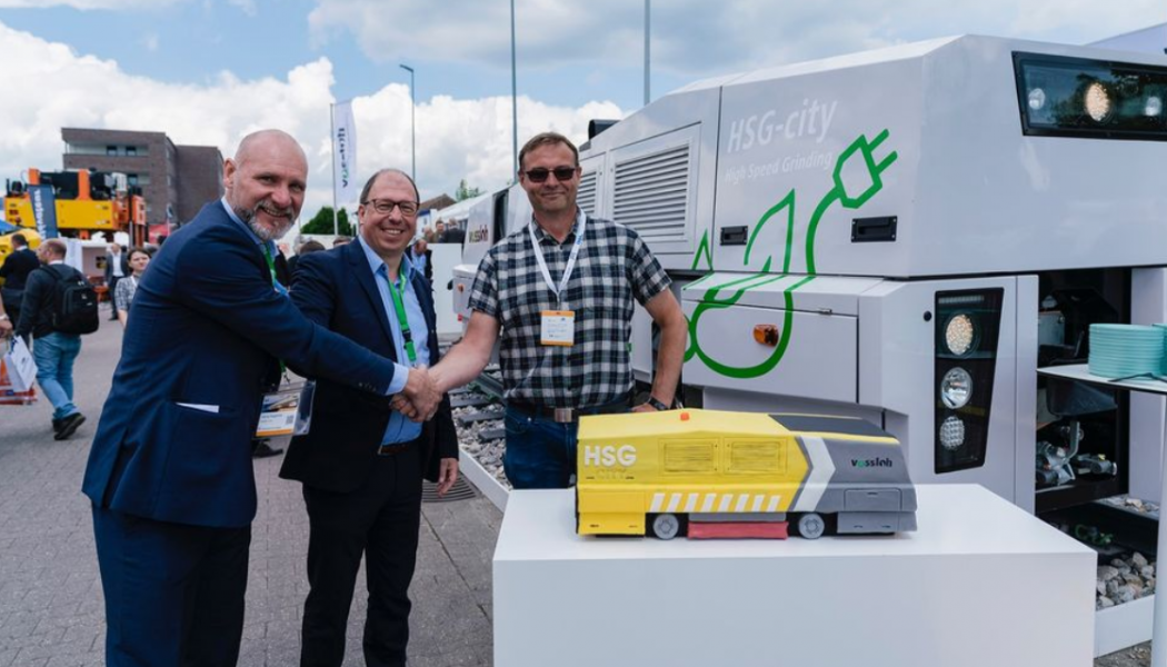 Till vänster Jimmy Hagström, vd Vossloh Rail Services Scandinavia. Bredvid honom Marcel Taubert, vd på Vossloh Rail Services och till höger Ronny Fykop, teknisk ingenjör på Sporveien. Foto: Vossloh 