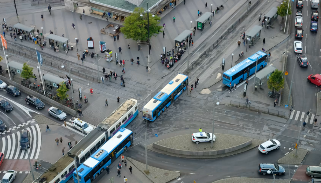 Antalet påstigande minskade mellan 2020 och 2021 för buss, spårväg samt järnväg 