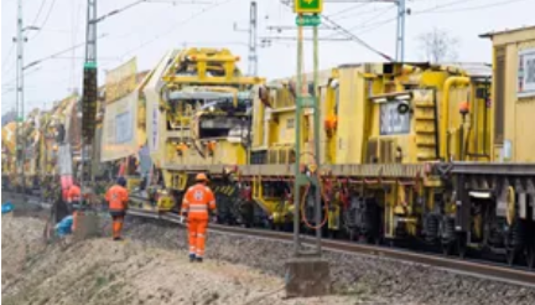 Trafikverket lägger upp till två kilometer spår per dag och spårläggningståget når snart Sollefteå. Foto: Trafikverket  