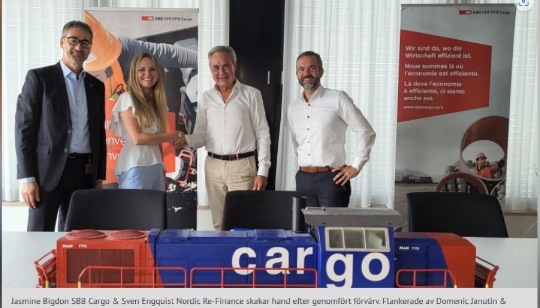 Jasmine Bigdon SBB Cargo & Sven Engquist Nordic Re-Finance skakar hand efter genomfört förvärv Från vänster till höger: Domenic Janutin, Head of Supply Chain Management SBB Cargo Jasmin Bigdon, Head of Asset Management SBB Cargo Sven Engquist, Arbetande styrelseordförande Nordic Re-Finance AB Michael Christ, CFO SBB Cargo
foto Sbb Cargo