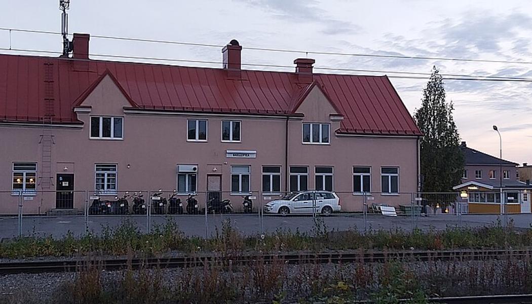 Skellefteå station sedd från Norrböle 2022. Foto: Per Westerlund/Wikimedia Commons / https://commons.wikimedia.org/wiki/File:Skellefte%C3%A5_station_20220921_184207.jpg