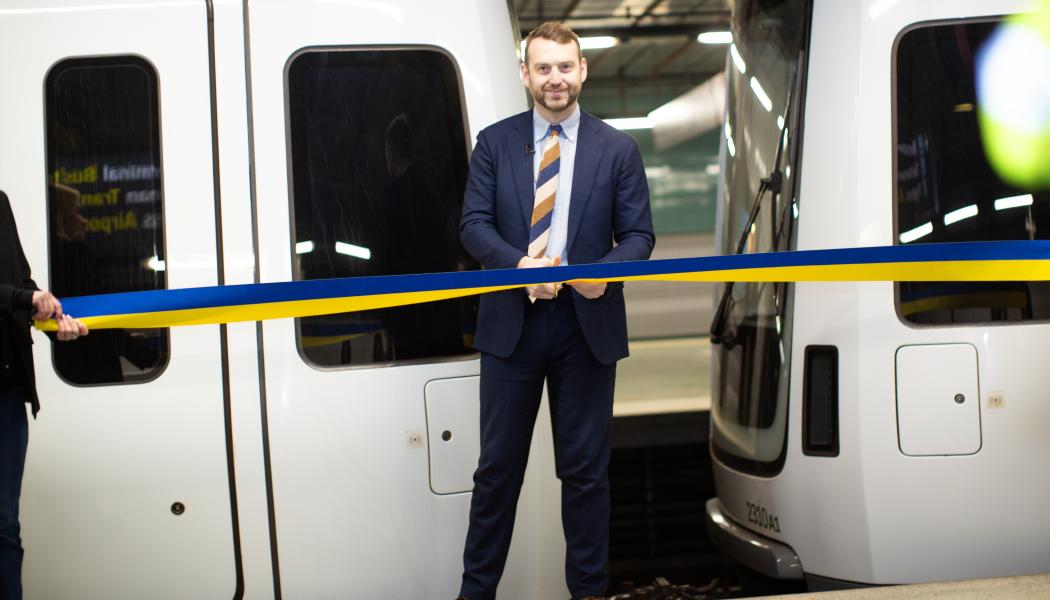 Trafikregionrådet Jakop Dalunde vid namngivningscermonin på Liljeholmens tunnelbanestation. Foto: SL
