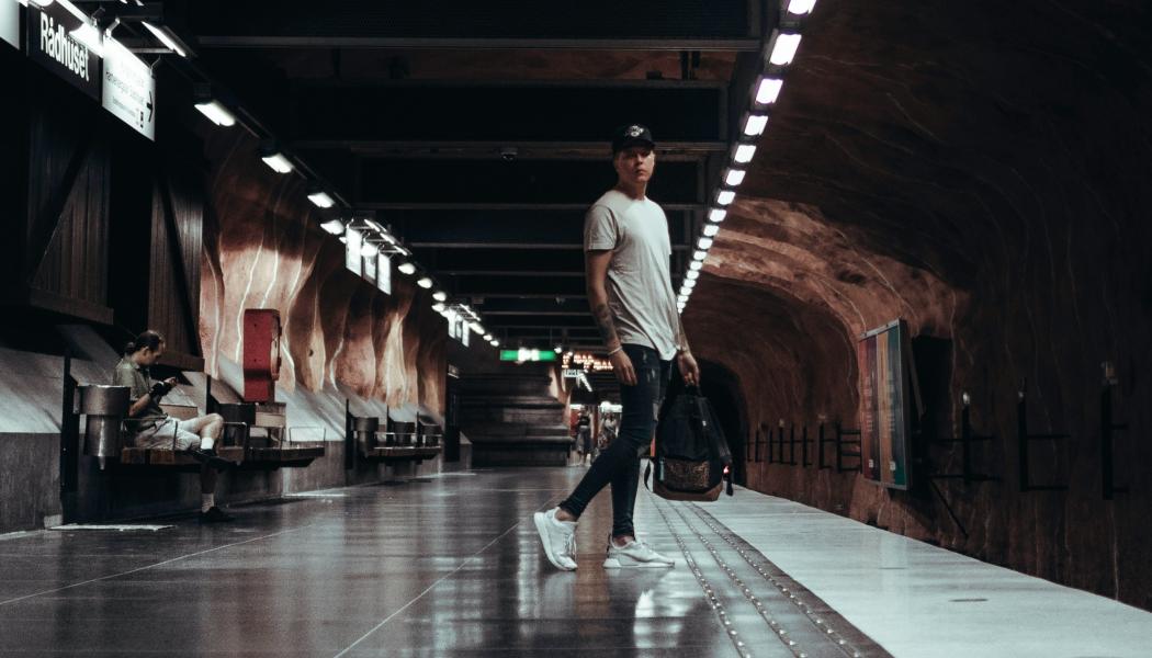 Trafikverket och Transportstyrelsen har pekat på att en ny lag skulle öka tryggheten för resenärer i järnvägs- och kollektivtrafiken. Foto: steven erixon/unsplash