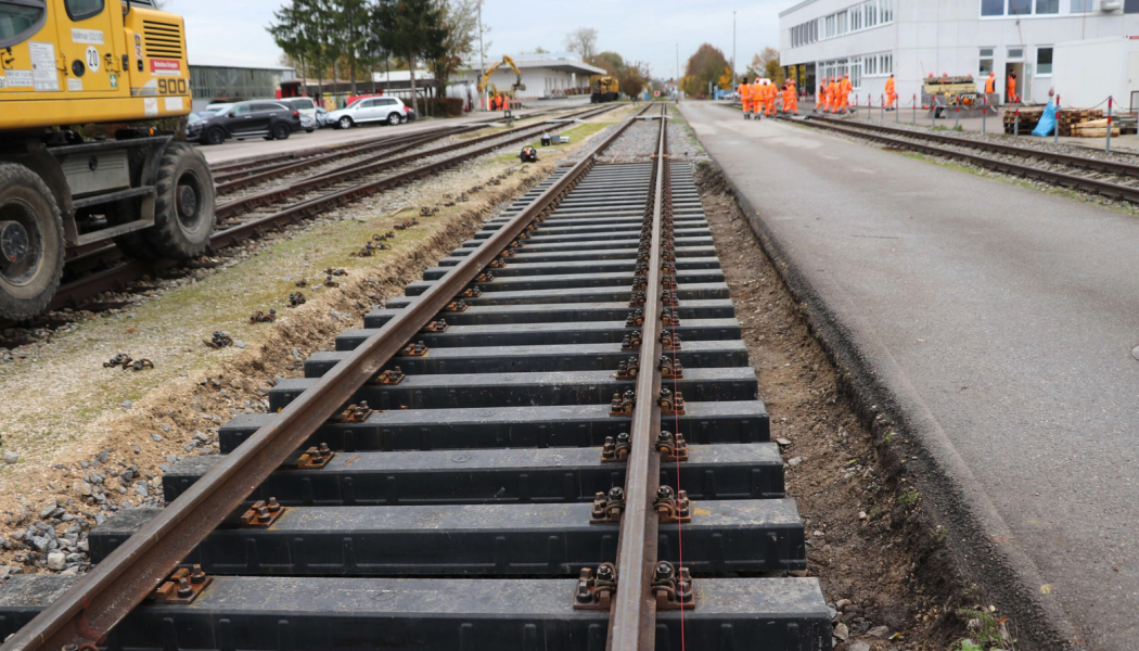 Vossloh har invigt en ny produktionsanläggningen för serieproduktion av kompositslipers. Foto: Vossloh