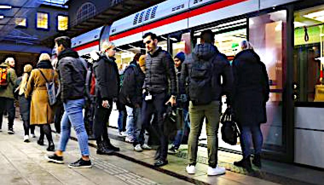 De nya tågen får bland annat utfällbara trappsteg för att förbättra tillgängligheten. De utrustas även med dubbla strömavtagare för att minska problemen med is på ledningarna – ett återkommande bekymmer under vintrarna i Århus. Möjlighet till små batteripaket finns också med i upphandlingen, så att tågen kan fortsätta köra även vid strömavbrott. Foto: Aarhus Letbane
