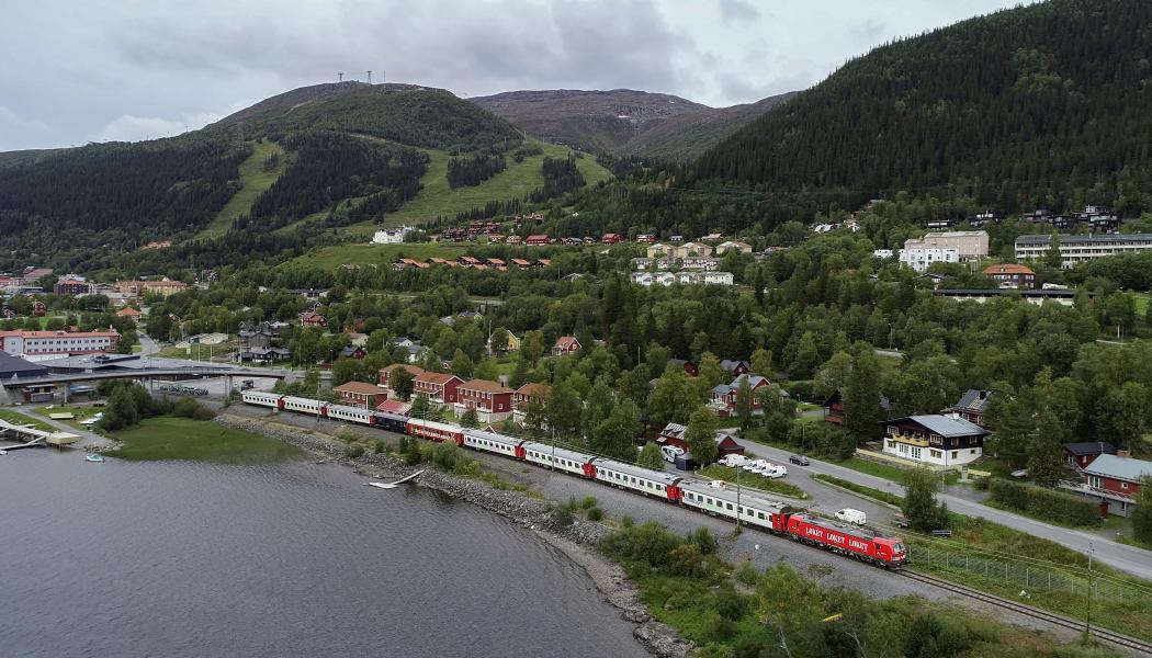 Snälltåget och Åreskutan Foto: Snälltåget