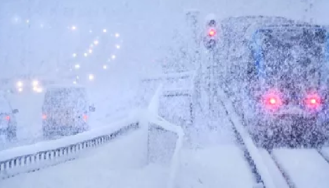 Stora snömängder under november påverkade järnvägens punktlighet. Foto: Trafikverket