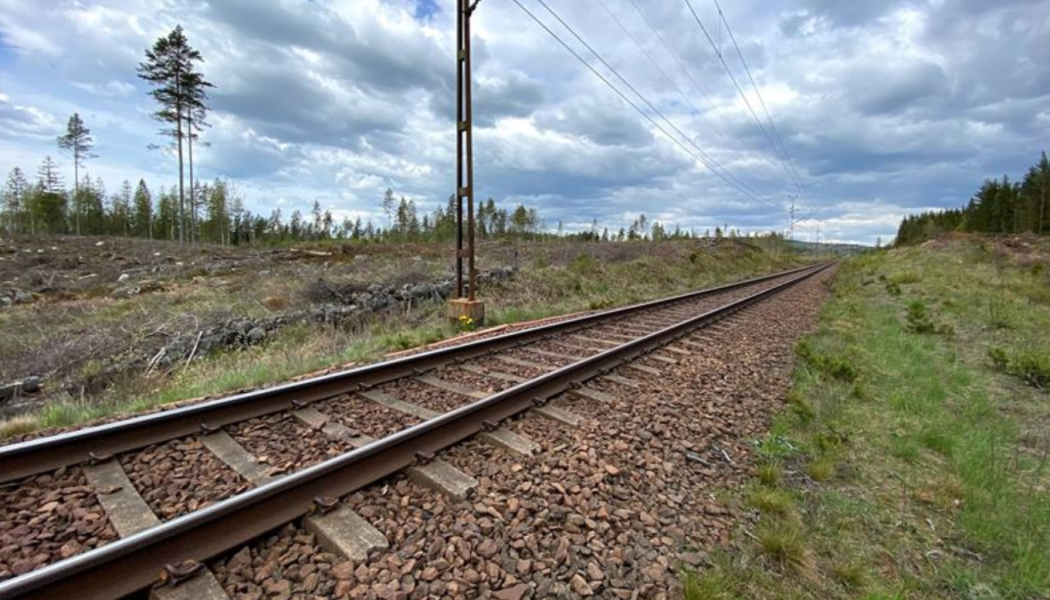 Peab har fått uppdraget att bygga 13 kilometer dubbelspår samt planskilda korsningar mellan Jakobshyttan och Degerön. Foto: Trafikverket