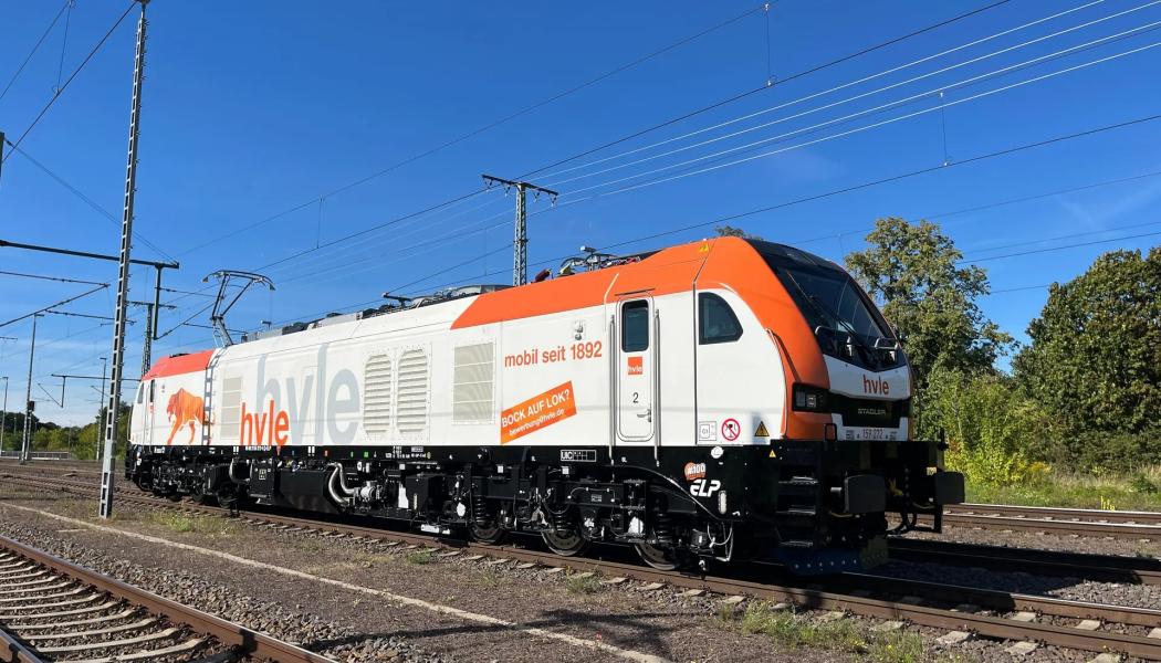 Leveransen av det 100:e EURODUAL-loket visar enligt tillverkaren att hybridtekniken inte längre är en nischlösning utan håller på att etableras som standard i europeisk godstrafik. Foto: Stadler