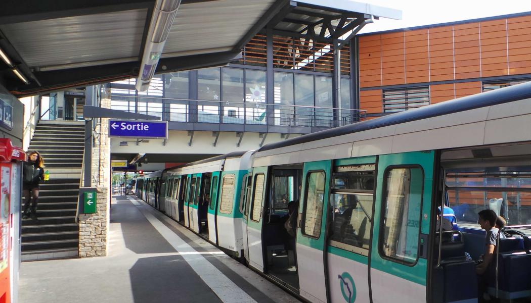 Systemet arbetar i tunnelbanan på automatiseringsnivå GoA2, vilket innebär att tågen körs automatiskt men fortfarande har förare ombord. I avtalet ingår också ett radiosystem som möjliggör dataöverföring mellan tåget och infrastrukturen. Foto: Alstom