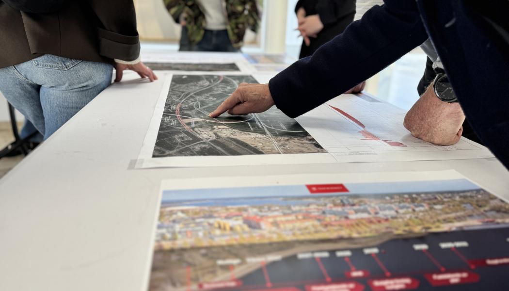 Redan vid öppningstid strömmade besökare in, nyfikna på att fördjupa sig i förslaget och få svar på sina frågor. Foto: Piteå kommun