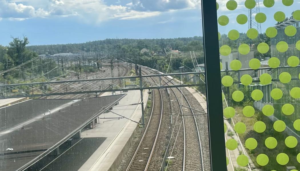 Vy från Älvsjö station med Älvsjö skogen vid horisonten. Foto: Stina Wickenberg