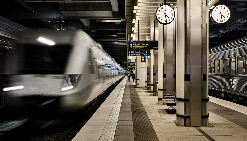 Plattformsmiljöerna har fått en integrerad takbelysning som skapar större trivsel och tillgänglighet på Stockholms centralstation. Foto: Måns Berg