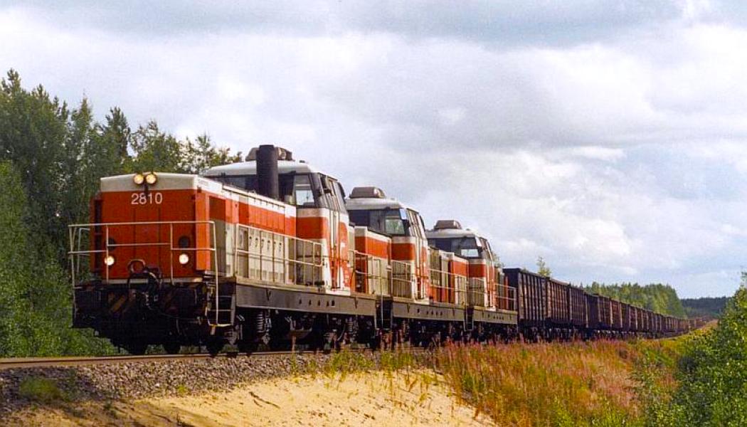 En trio av Dr16 dieselelektriska lok som drar ett 5200 ton tungt taconittåg från Kostamus till Brahestad uppför Hangasbacken nära Birkala station i Uleåborg, Finland, den 1 september 2001. Foto: Wikipedia Common Lic. Kredit: TeVe