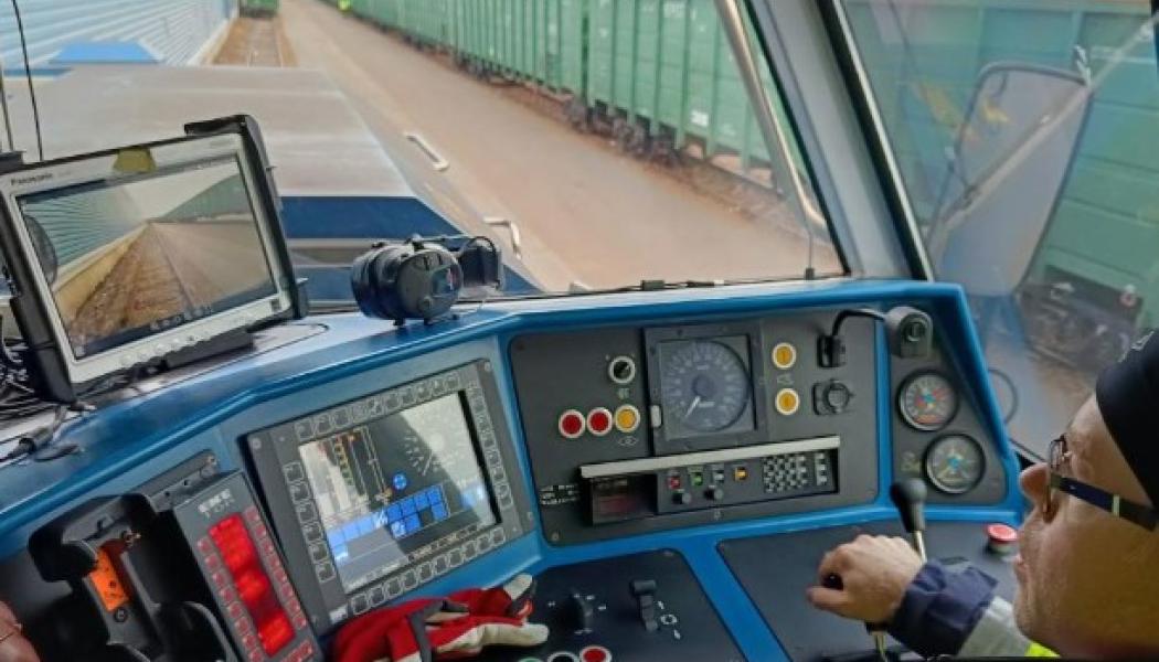 Förarhytt i godståg utrustad med digitala övervaknings- och kamerasystem, exempel på teknik som används för att minska risker och förebygga skador i järnvägstrafiken. Arkivbild: Railway Metrics and Dynamics