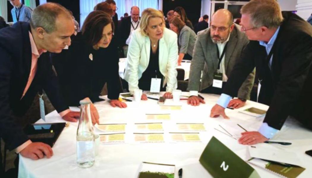 På bilden syns Pierre Sandberg från Tågföretagen, Monica Lingegård från SJ AB, Caroline Åstrand från MTR, Bertrand Gryspeert från Vossloh Nordic Switch Systems AB och Johan Wadman från Svensk Kollektivtrafik. Foto: Tågföretagen