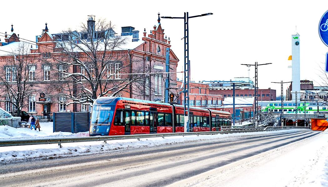Tammerfors spårvagn kör här längs Itsenäisyydenkatu (Självständighetgatan). Foto: Wille Nyyssönen/Tampereen Raitiotie Oy