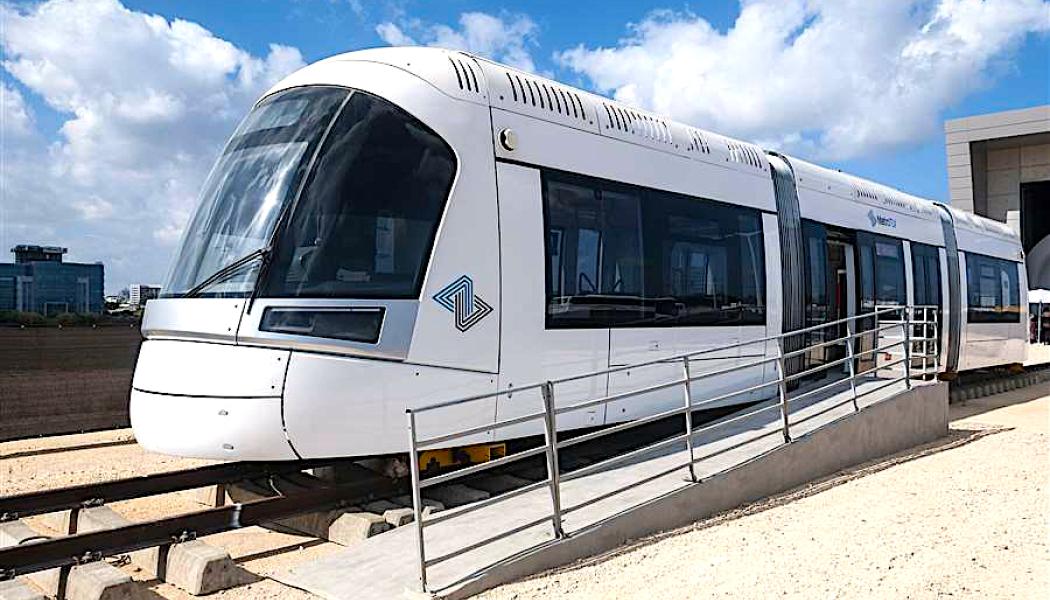 Prototyp av tåget som kommer att trafikera längs Tel Avivs röda linje. Foto: Ynhockey, CC BY-SA 4.0 på Wikimedia Commons