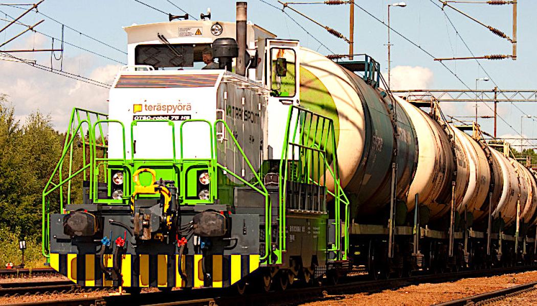 Företaget Teräspyörä var det första företaget i Finland att engagera sig i uthyrning av järnvägsmaskiner. Bilden visar ett av Teräspyöräs lok i tungt arbete. Foto: Teräspyörä - Steelwheel Oy