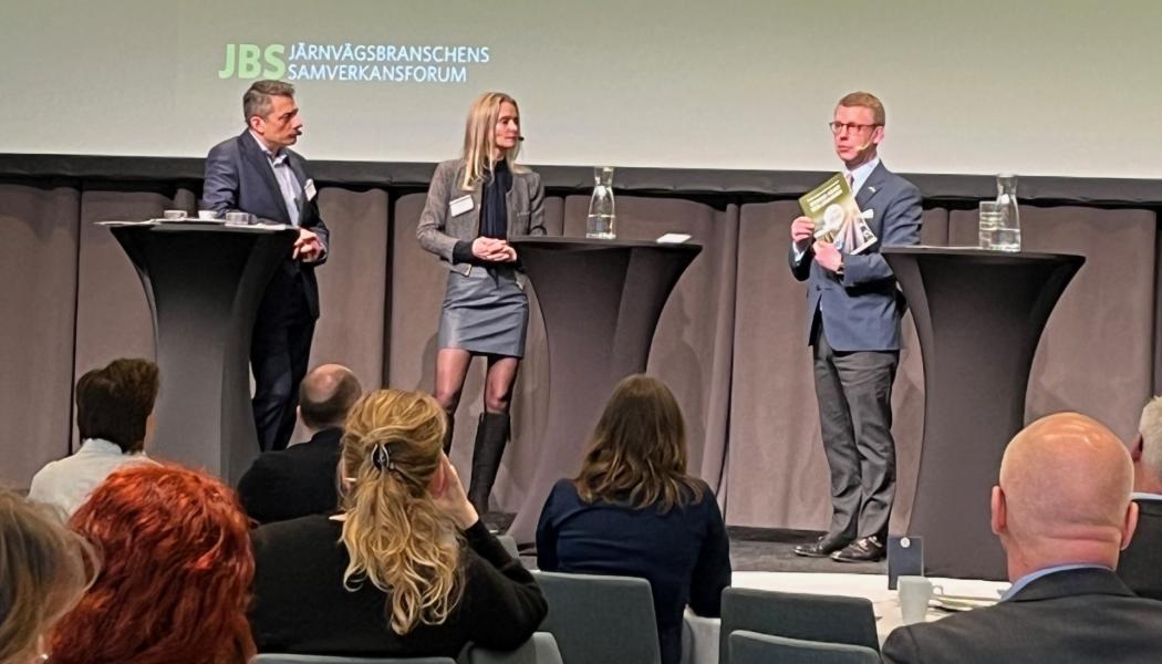 Kristoffer Tamsons (till höger), ordförande för JBS, och tidigare Stockholms trafiklandstingsråd/trafikregionråd 2014–2022 inledde och avslutade JBS-konferensen som ägde rum på Clarion Hotel på Södermalm i Stockholm. Till vänster moderatorerna Stephan Ray, Green Cargo och Linda Thulin, Trafikverket. FOTO: Anders Carlsson