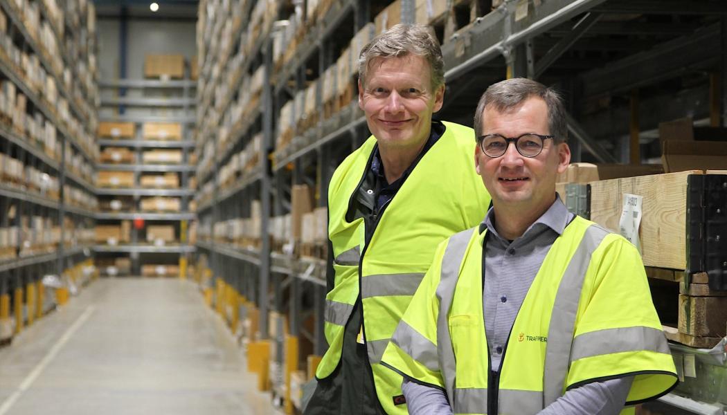 Claes Johansson, vd för Nässjö Näringsliv och Mats Karlsson som är chef för Trafikverkets logistikavdelning i Nässjö, på plats i Trafikverkets nuvarande centrallager. Foto: Nässjö Näringsliv AB