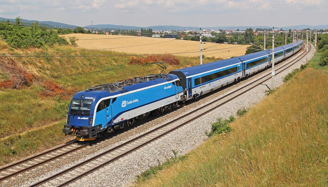 Tjeckiskt Railjet-tåg från operatören CD, dragen av 1216.234, som EC 73 till österrikiska stationen Wiener Neustadt nära Guntramsdorf. Foto: Wikipedia Common, kredit: NÖLB Mh 