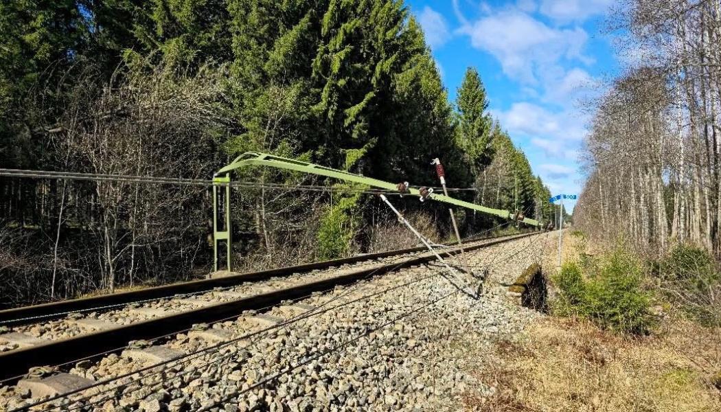 Skadad kontaktledningsstolpe mellan Herrljunga-Borås. Foto: Andreas Erlandsson