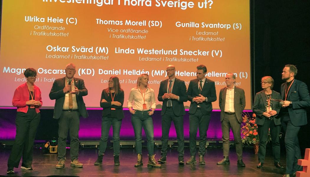 Åtta ledamöter från riksdagens trafikutskott medverkade på Järnvägsforum Norr i Luleå: Från vänster Ulrika Heie (C), ordförande, Thomas Morell (SD), vice ordförande, Gunilla Svantorp (S), Linda Westerlund Snecker (V), Magnus Oscarsson (KD), Oskar Svärd (M), Daniel Helldén (MP) och Helena Gellerman (L). Längst till höger Järnvägsforum Norrs moderator Joakim Berg, marknads- och kommunikationschef på Norrtåg. FOTO: Anders Carlsson