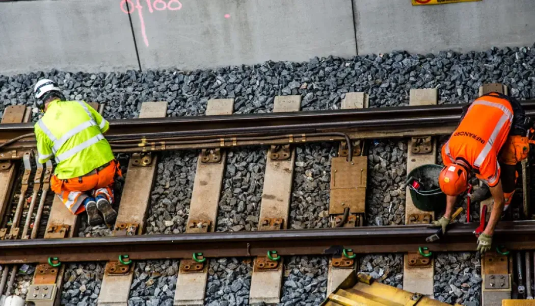Den kraftiga ökningen av trafik i Stockholmsområdet sliter på spåren och många tåg betyder att Trafikverket behöver jobba ännu mer med underhåll. Foto: Trafikverket