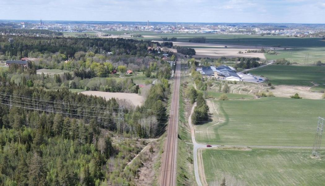 Förändringen omfattar väg 1060 och väg 649 Gårdsvägen. Järnvägsplanen innehåller även en miljökonsekvensbeskrivning som beskriver påverkan på miljön. Foto: Trafikverket