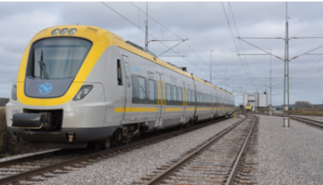 Platsen har strategiska fördelar, särskilt dess direkta anknytning till godsbangården, vilket utgör en avgörande faktor vid val av plats. Det är särskilt betydelsefullt med tanke på den kommande Fehmarn Bält-förbindelsen som förväntas öppna 2029. Denna förbindelse förväntas ge en betydande positiv impuls till godstrafiken i området. Foto: Train Alliance