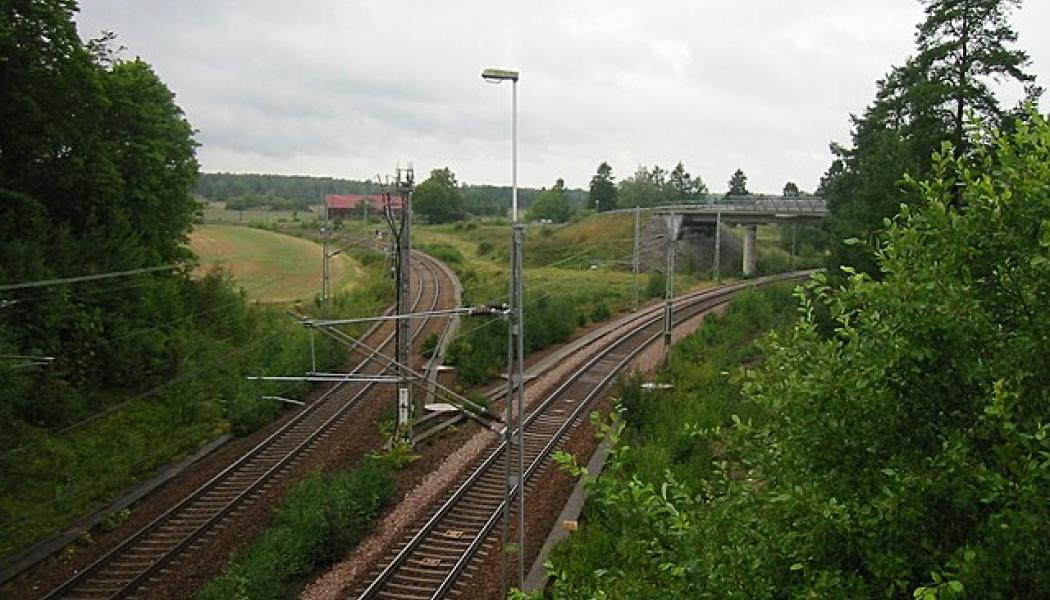 Spåret som svänger till höger är spåret mot Kvicksund och Kolbäck, 2011. Foto: MagnusA/Wikimedia Commons