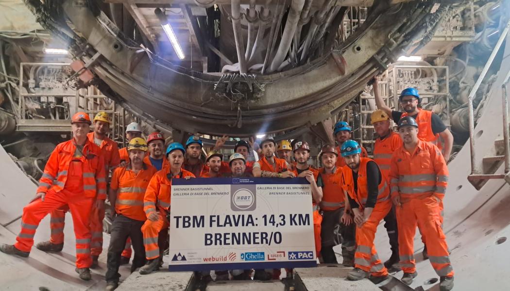 Tunnelgenombrott i Brenner. Men även bygget av Brennerbasistunneln försenas och väntas öppna tidigast 2032. Foto: Herrenknecht