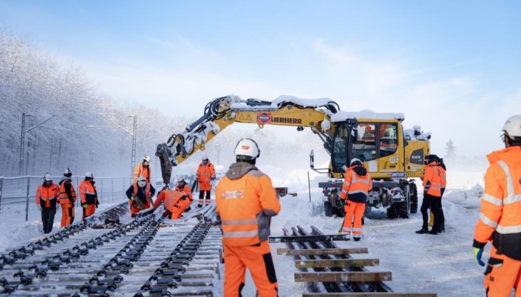 Ämnen i utskottet kommer enligt VDV även att omfatta korridorsaneringar – på bilden syns byggförberedelser inför den omfattande upprustningen av sträckan Nürnberg–Regensburg under den gångna för tyska förhållanden ovanligt hårda vintern. Foto: Deutsche Bahn AG / Thomas Kiewning