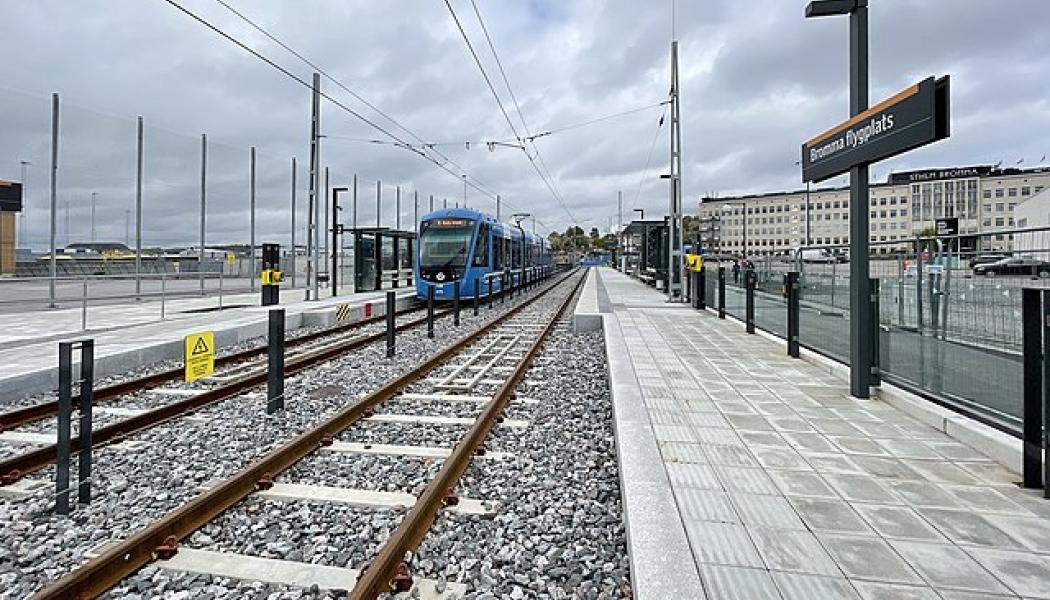 Ett företag med sju anställda är det enda företaget i världen som kan tekniken på Tvärbanan som här stannar vid Bromma flygplats. Foto: Wikimedia Commons