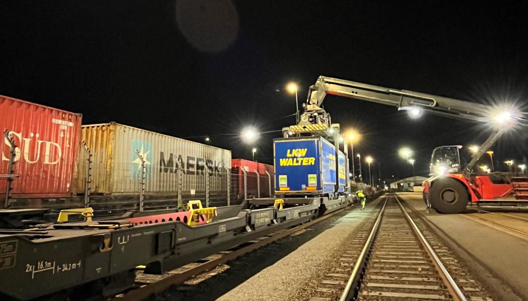 Även icke-kranbara semitrailers kan smidigt lastas på rälsarna med Nikrasa TX-systemet, utan att den befintliga standarder på terminaler, vagnar eller räls behöver modifieras. Foto: TX Logistik