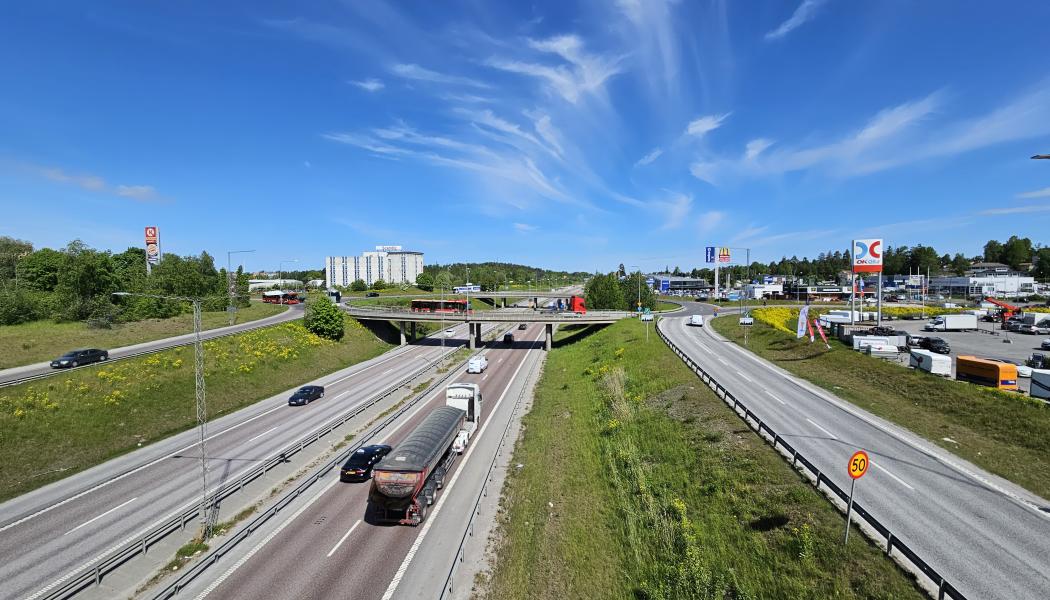 Upplands Väsby kommun vill att E4 breddas med två nya körfält och en fullt utbyggd trafikplats norr om trafikplats Glädjen. Foto: Daniel Jansson, Upplands Väsby kommun