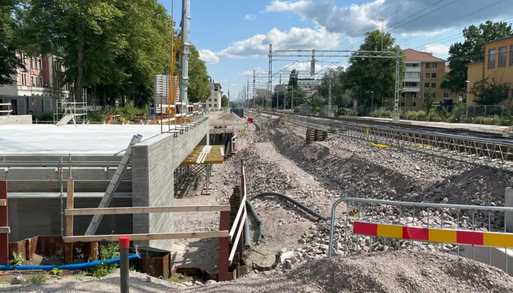 Plankorsningarna med järnvägen byggs om till planskilda korsningar där gatorna läggs i tunnel under järnvägen. Foto: Trafikverket